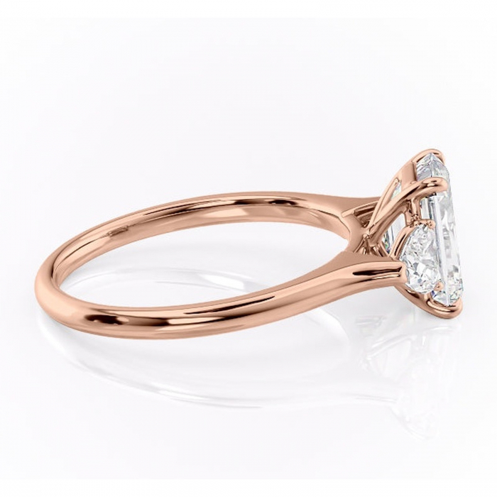 Inel de logodnă Aislyn din aur Rose 14kt cu moissanite tăietură smarald – Montură cu trei pietre rafinată pentru profil înalt | Personalizează și configurează gratuit online [2]