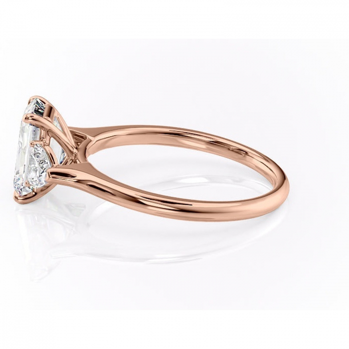 Inel de logodnă Aislyn din aur Rose 14kt cu moissanite tăietură smarald – Montură cu trei pietre rafinată pentru profil înalt | Personalizează și configurează gratuit online [6]