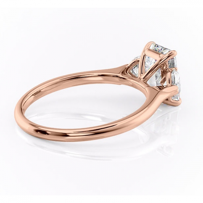 Inel de logodnă Aislyn din aur Rose 14kt cu moissanite tăietură smarald – Montură cu trei pietre rafinată pentru profil înalt | Personalizează și configurează gratuit online [3]