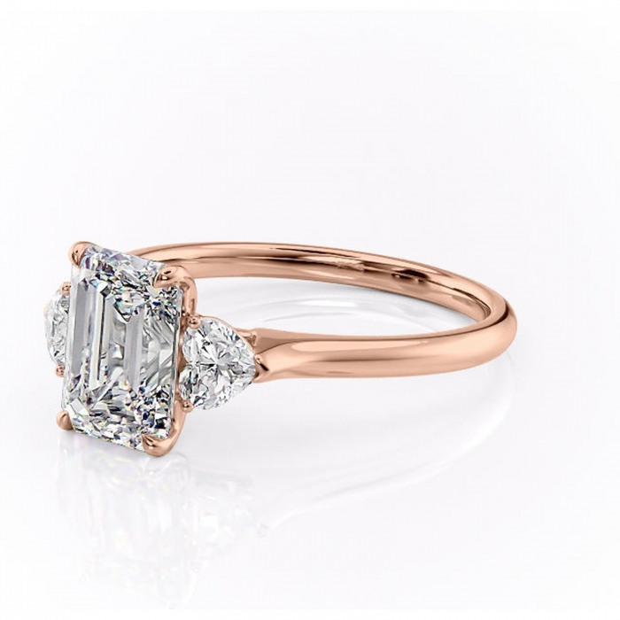 Inel de logodnă Aislyn din aur Rose 14kt cu moissanite tăietură smarald – Montură cu trei pietre rafinată pentru profil înalt | Personalizează și configurează gratuit online [7]
