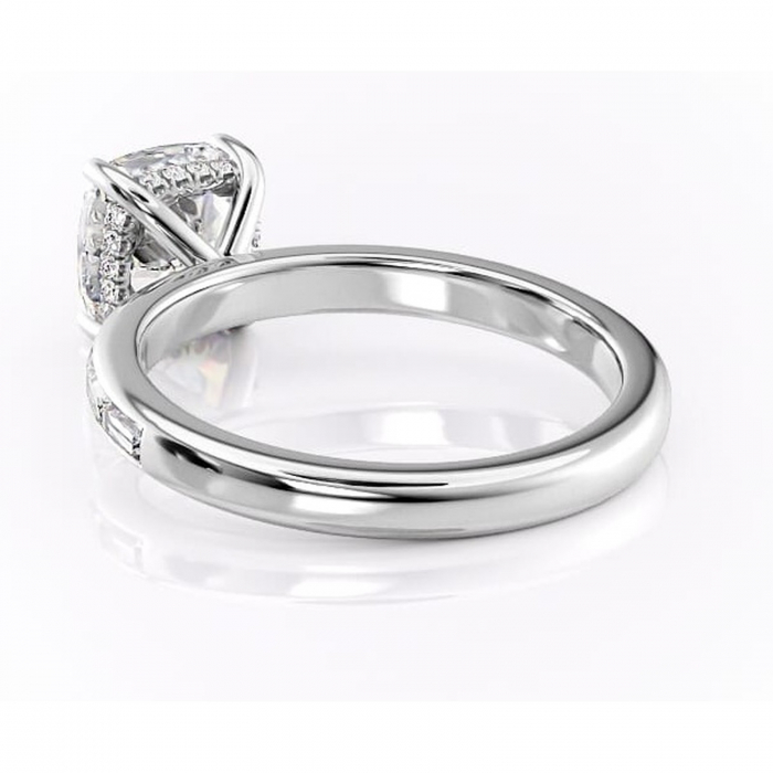 Inel de logodnă Alexandra din aur Alb 14kt cu moissanite tăietură pernă – Montură cu canal rafinată pentru profil înalt | Personalizează și configurează gratuit online [4]