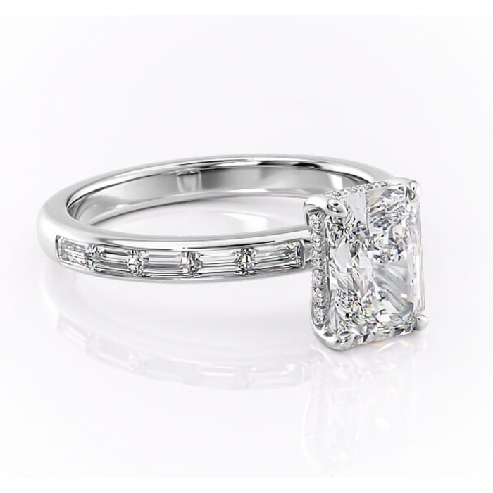 Inel de logodnă Alexandra din aur Alb 14kt cu moissanite tăietură radiantă – Montură cu canal rafinată pentru profil înalt | Personalizează și configurează gratuit online [1]