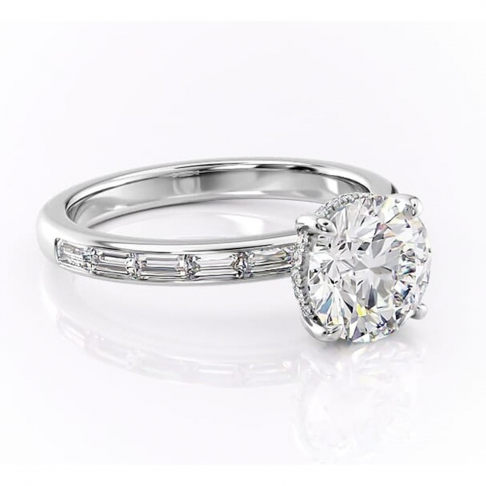 Inel de logodnă Alexandra din aur Alb 14kt cu moissanite tăietură rotundă – Montură cu canal rafinată pentru profil înalt | Personalizează și configurează gratuit online [1]