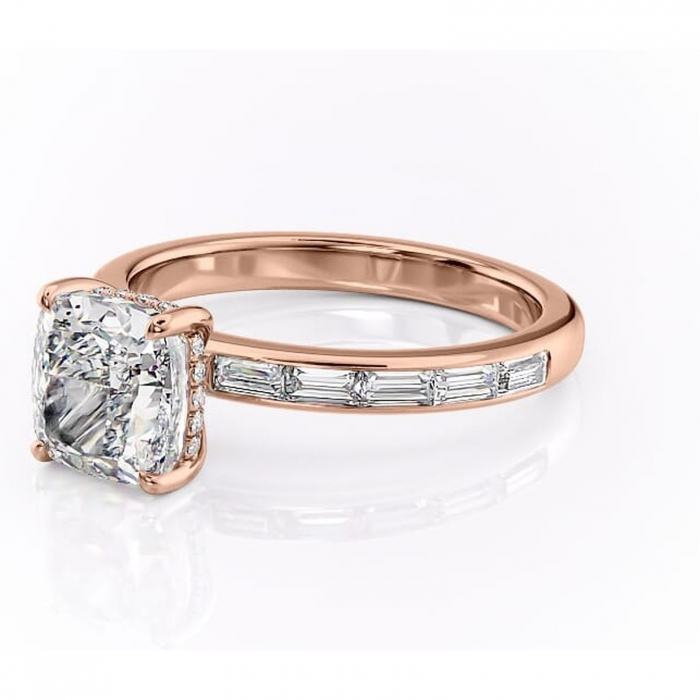 Inel de logodnă Alexandra din aur Rose 18kt cu moissanite tăietură pernă – Montură cu canal rafinată pentru profil înalt | Personalizează și configurează gratuit online [7]