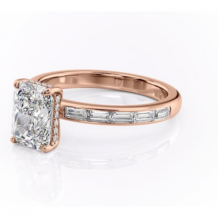 Inel de logodnă Alexandra din aur Rose 14kt cu moissanite tăietură radiantă – Montură cu canal rafinată pentru profil înalt | Personalizează și configurează gratuit online [7]