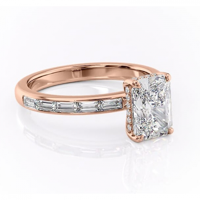 Inel de logodnă Alexandra din aur Rose 14kt cu moissanite tăietură radiantă – Montură cu canal rafinată pentru profil înalt | Personalizează și configurează gratuit online [1]