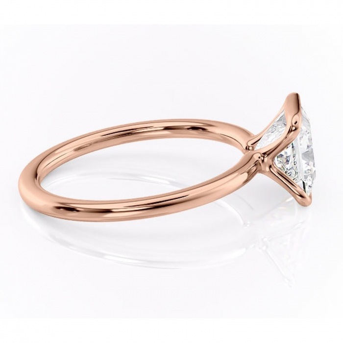 Inel de logodnă Alouette din aur Rose 14kt cu moissanite tăietură princess – Solitar rafinată pentru profil mediu | Personalizează și configurează gratuit online [2]