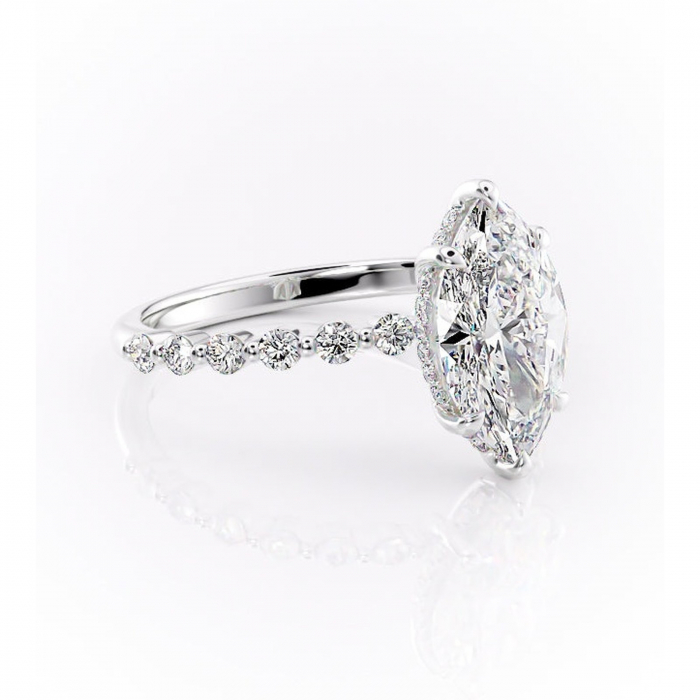 Inel de logodnă Amara din aur Alb 14kt cu moissanite tăietură marquise – Pietre laterale rafinată pentru profil înalt | Personalizează și configurează gratuit online [1]
