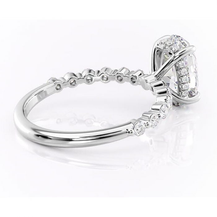 Inel de logodnă Amara din aur Alb 14kt cu moissanite tăietură ovală – Pietre laterale rafinată pentru profil înalt | Personalizează și configurează gratuit online [3]