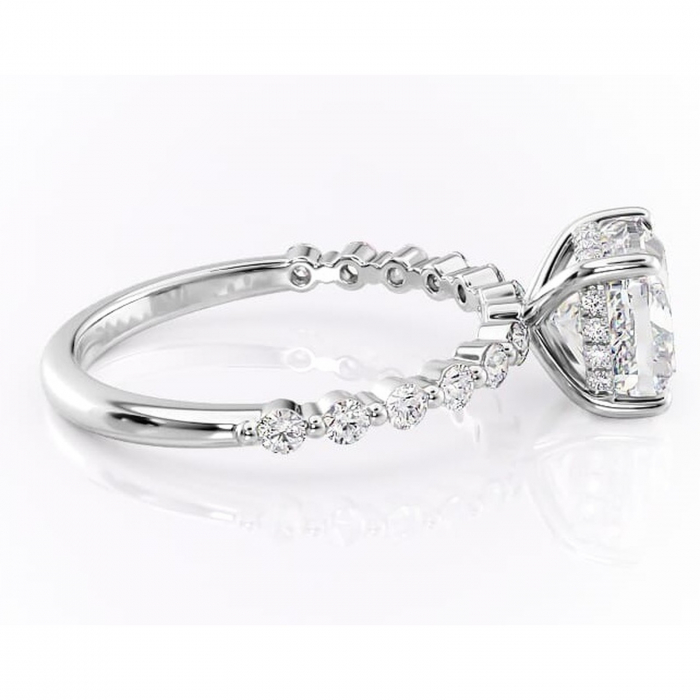 Inel de logodnă Amara din aur Alb 14kt cu moissanite tăietură pernă – Pietre laterale rafinată pentru profil înalt | Personalizează și configurează gratuit online [2]