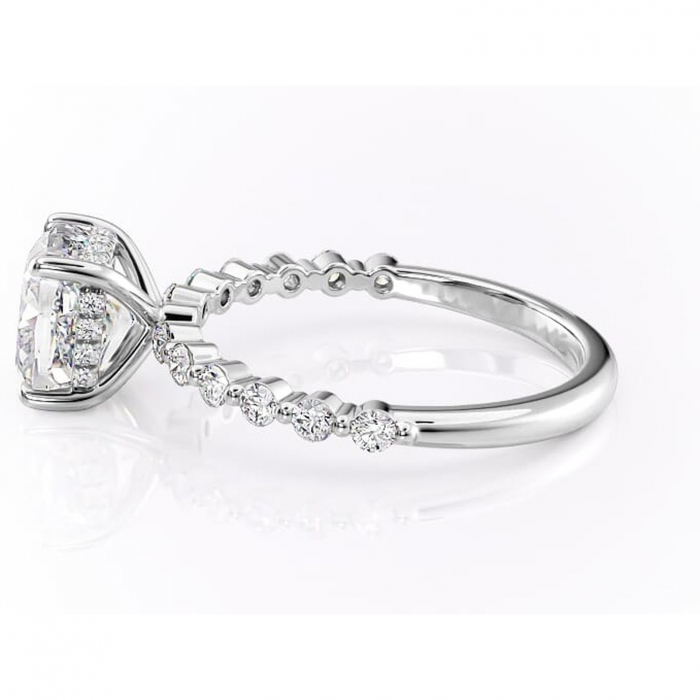 Inel de logodnă Amara din aur Alb 14kt cu moissanite tăietură pernă – Pietre laterale rafinată pentru profil înalt | Personalizează și configurează gratuit online [6]