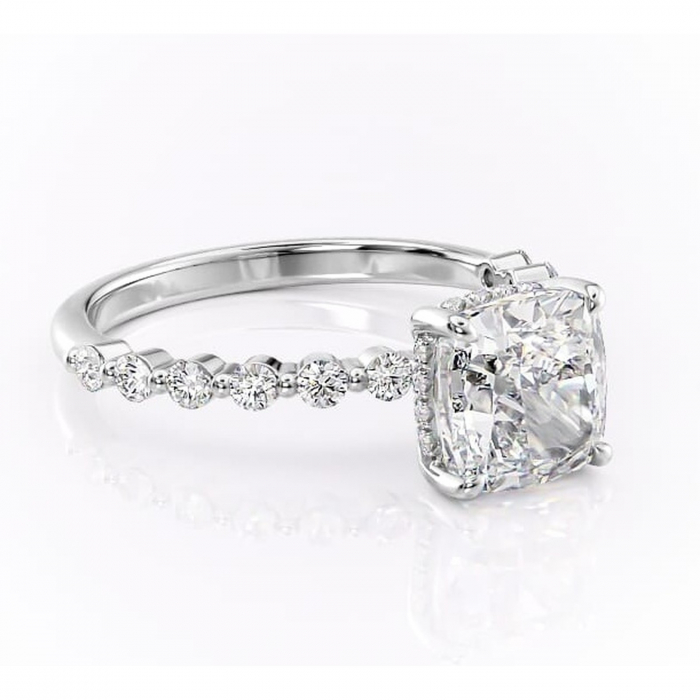 Inel de logodnă Amara din aur Alb 14kt cu moissanite tăietură pernă – Pietre laterale rafinată pentru profil înalt | Personalizează și configurează gratuit online [1]