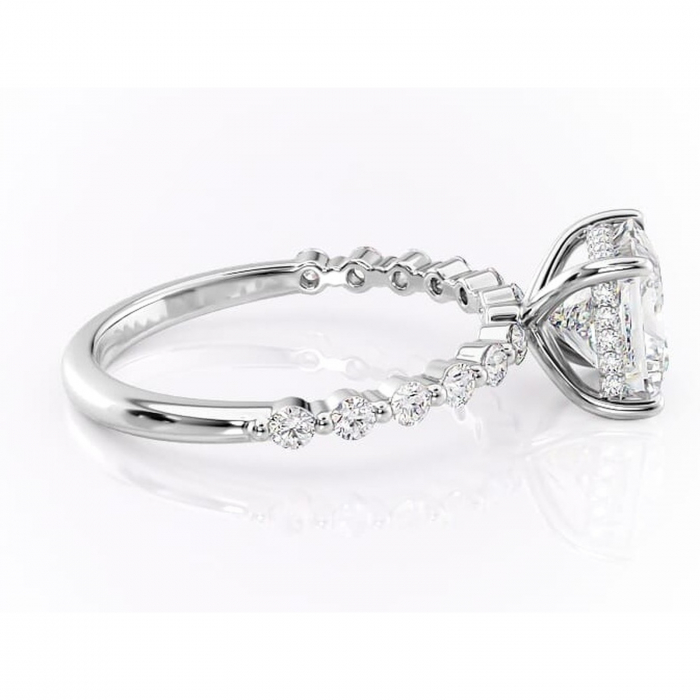 Inel de logodnă Amara din aur Alb 18kt cu moissanite tăietură princess – Pietre laterale rafinată pentru profil înalt | Personalizează și configurează gratuit online [2]