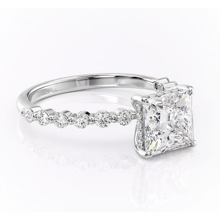 Inel de logodnă Amara din aur Alb 18kt cu moissanite tăietură princess – Pietre laterale rafinată pentru profil înalt | Personalizează și configurează gratuit online [1]