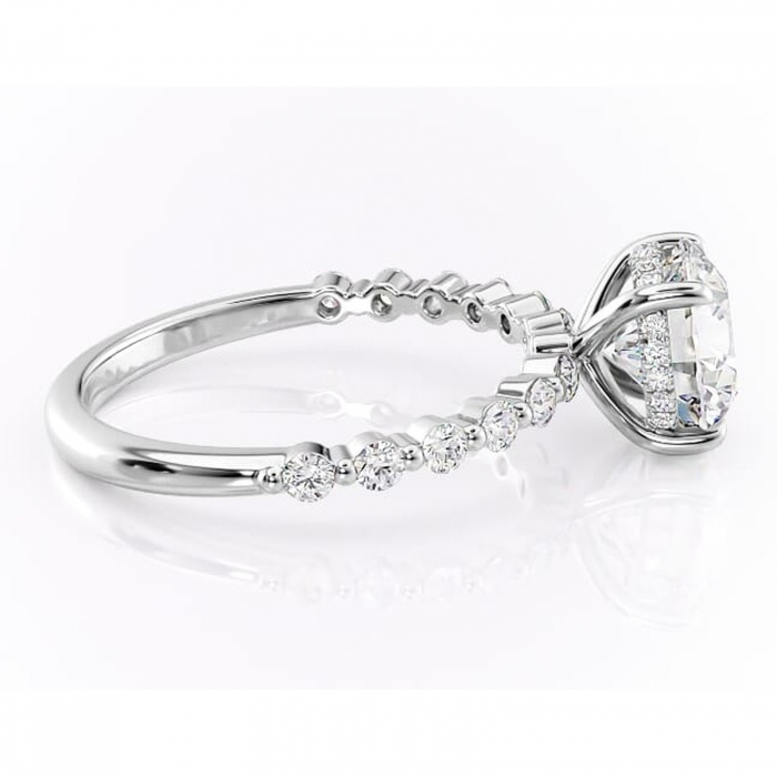 Inel de logodnă Amara din aur Alb 14kt cu moissanite tăietură rotundă – Pietre laterale rafinată pentru profil înalt | Personalizează și configurează gratuit online [2]