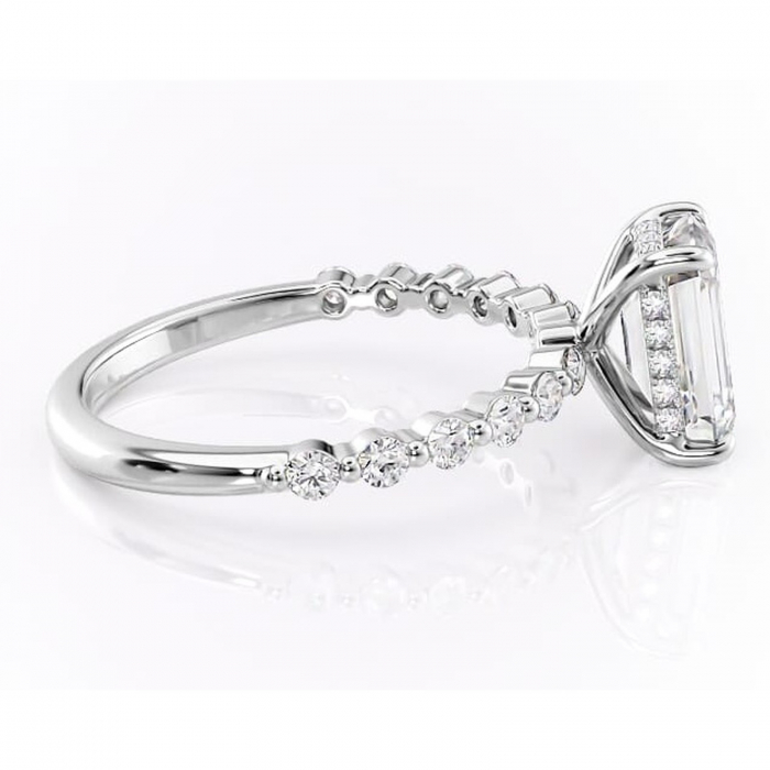 Inel de logodnă Amara din aur Alb 14kt cu moissanite tăietură smarald – Pietre laterale rafinată pentru profil înalt | Personalizează și configurează gratuit online [2]