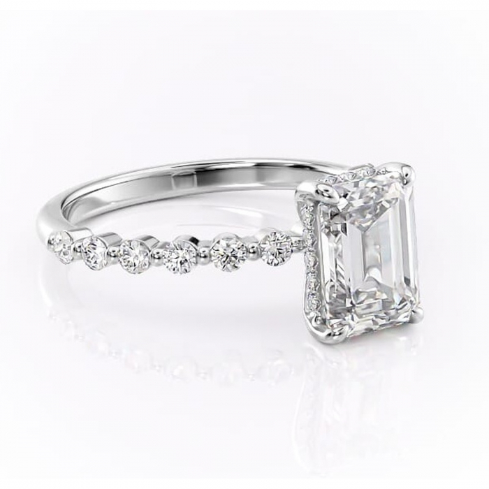 Inel de logodnă Amara din aur Alb 14kt cu moissanite tăietură smarald – Pietre laterale rafinată pentru profil înalt | Personalizează și configurează gratuit online [1]