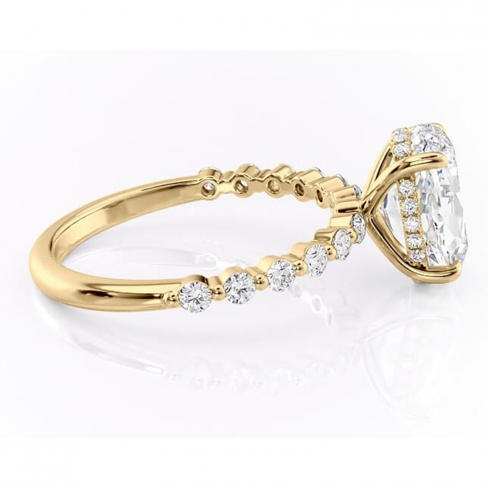 Inel de logodnă Amara din aur Galben 14kt cu moissanite tăietură ovală – Pietre laterale rafinată pentru profil înalt | Personalizează și configurează gratuit online [2]