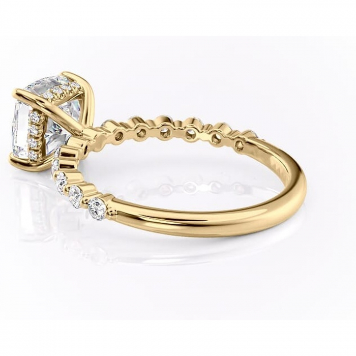 Inel de logodnă Amara din aur Galben 14kt cu moissanite tăietură pernă – Pietre laterale rafinată pentru profil înalt | Personalizează și configurează gratuit online [5]