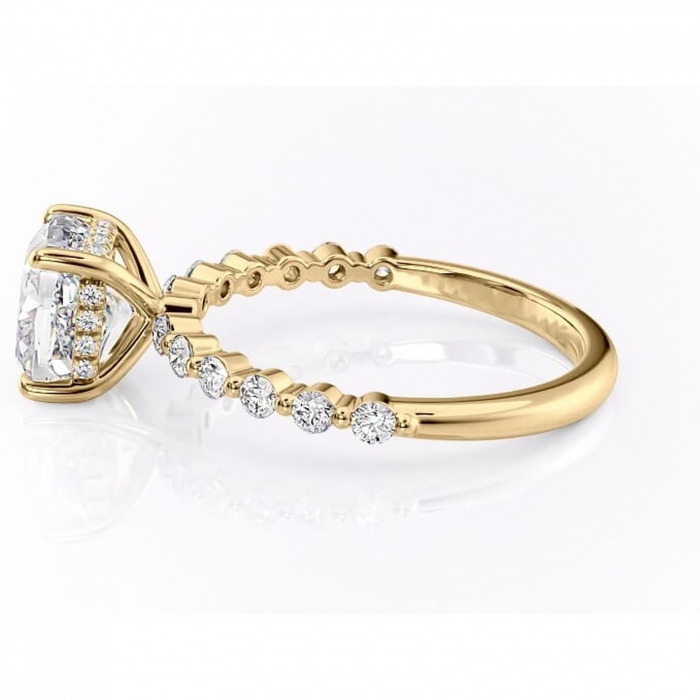 Inel de logodnă Amara din aur Galben 14kt cu moissanite tăietură pernă – Pietre laterale rafinată pentru profil înalt | Personalizează și configurează gratuit online [6]