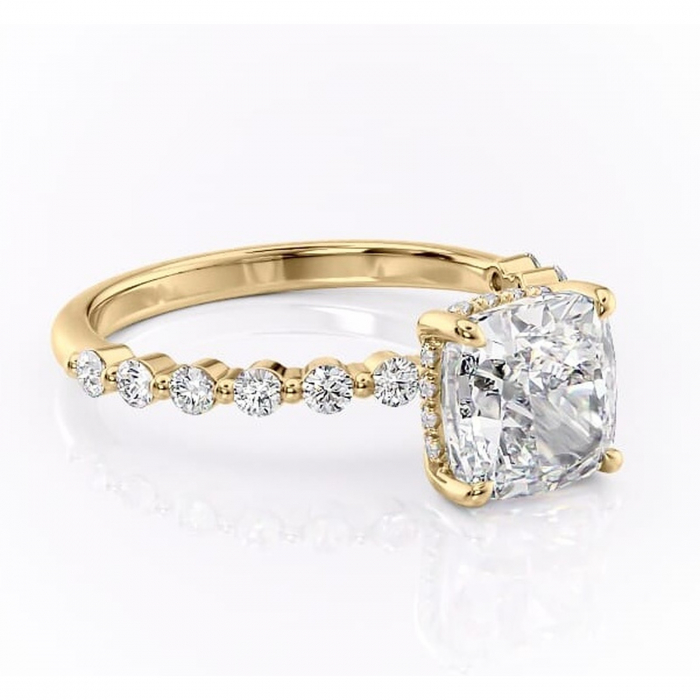 Inel de logodnă Amara din aur Galben 14kt cu moissanite tăietură pernă – Pietre laterale rafinată pentru profil înalt | Personalizează și configurează gratuit online [1]