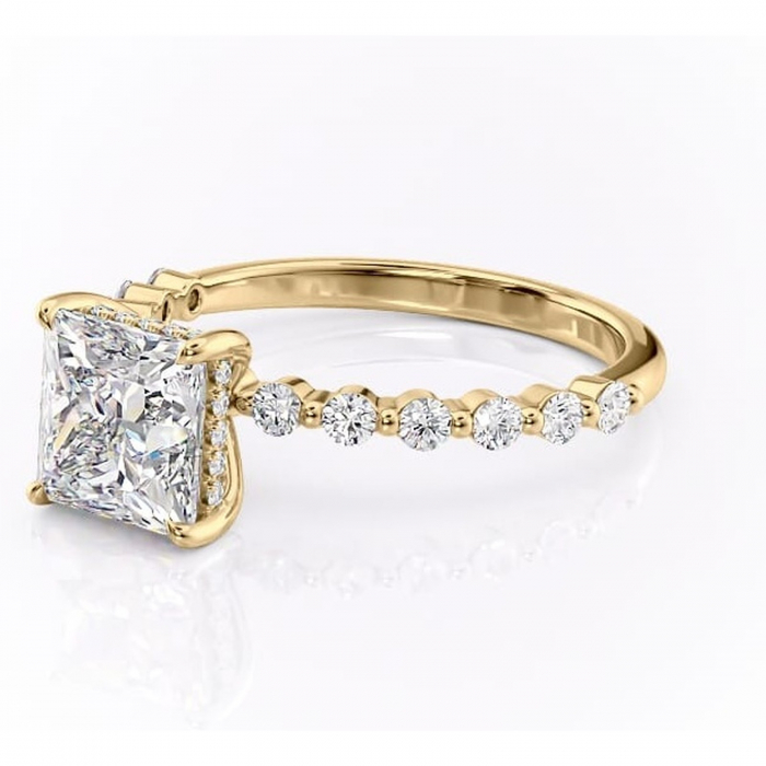 Inel de logodnă Amara din aur Galben 14kt cu moissanite tăietură princess – Pietre laterale rafinată pentru profil înalt | Personalizează și configurează gratuit online [7]