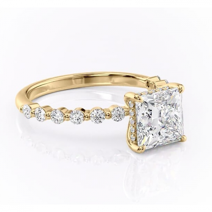 Inel de logodnă Amara din aur Galben 14kt cu moissanite tăietură princess – Pietre laterale rafinată pentru profil înalt | Personalizează și configurează gratuit online [1]