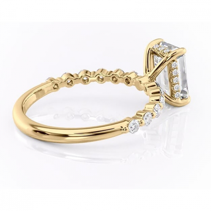 Inel de logodnă Amara din aur Galben 14kt cu moissanite tăietură smarald – Pietre laterale rafinată pentru profil înalt | Personalizează și configurează gratuit online [3]