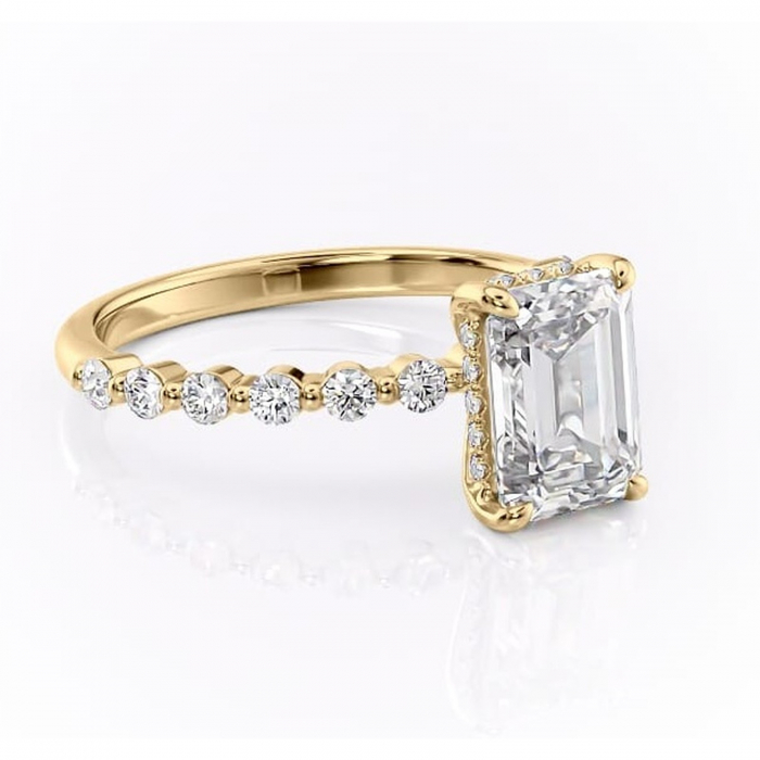 Inel de logodnă Amara din aur Galben 14kt cu moissanite tăietură smarald – Pietre laterale rafinată pentru profil înalt | Personalizează și configurează gratuit online [1]