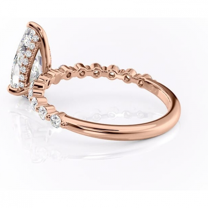 Inel de logodnă Amara din aur Rose 18kt cu moissanite tăietură pară – Pietre laterale rafinată pentru profil înalt | Personalizează și configurează gratuit online [5]