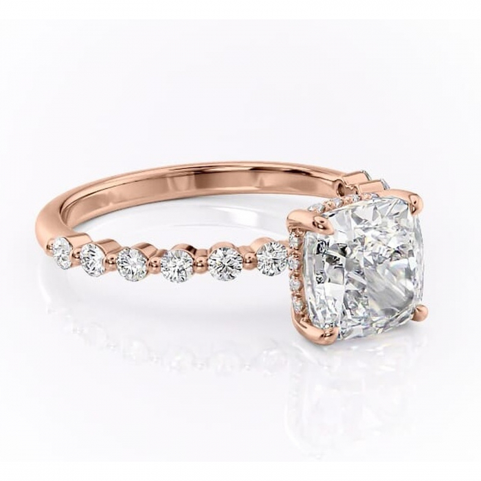 Inel de logodnă Amara din aur Rose 18kt cu moissanite tăietură pernă – Pietre laterale rafinată pentru profil înalt | Personalizează și configurează gratuit online [1]