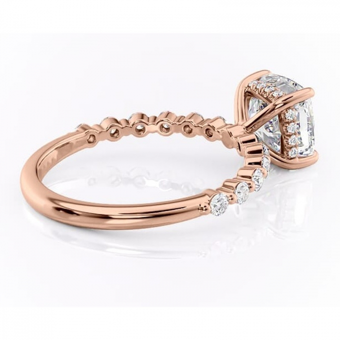Inel de logodnă Amara din aur Rose 18kt cu moissanite tăietură pernă – Pietre laterale rafinată pentru profil înalt | Personalizează și configurează gratuit online [3]