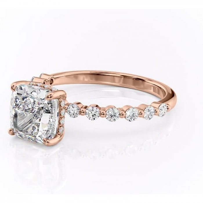 Inel de logodnă Amara din aur Rose 18kt cu moissanite tăietură pernă – Pietre laterale rafinată pentru profil înalt | Personalizează și configurează gratuit online [7]