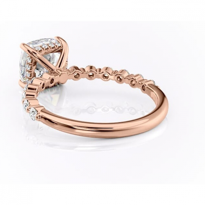 Inel de logodnă Amara din aur Rose 18kt cu moissanite tăietură pernă – Pietre laterale rafinată pentru profil înalt | Personalizează și configurează gratuit online [4]