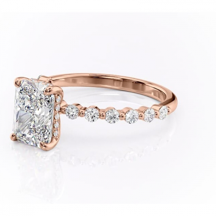 Inel de logodnă Amara din aur Rose 14kt cu moissanite tăietură radiantă – Pietre laterale rafinată pentru profil înalt | Personalizează și configurează gratuit online [7]