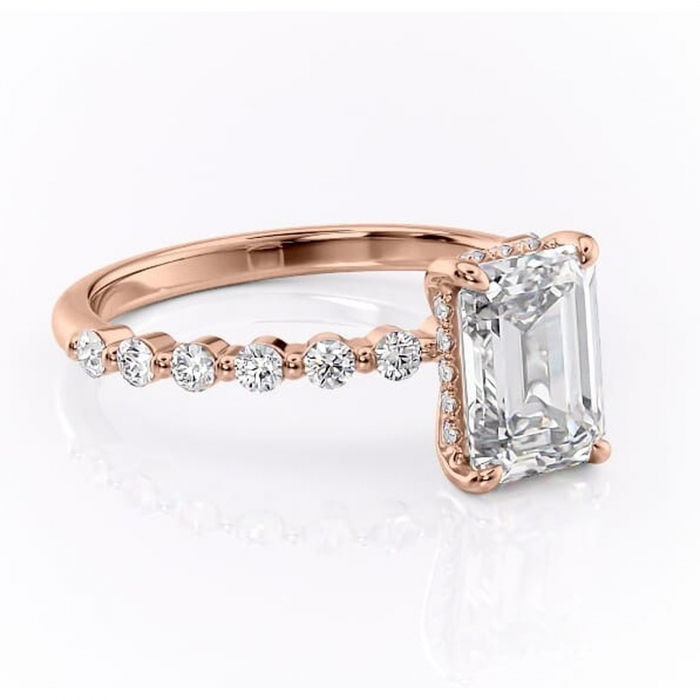 Inel de logodnă Amara din aur Rose 14kt cu moissanite tăietură smarald – Pietre laterale rafinată pentru profil înalt | Personalizează și configurează gratuit online [1]