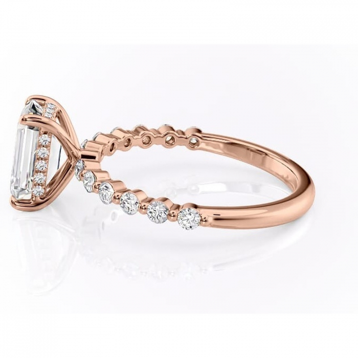 Inel de logodnă Amara din aur Rose 14kt cu moissanite tăietură smarald – Pietre laterale rafinată pentru profil înalt | Personalizează și configurează gratuit online [6]