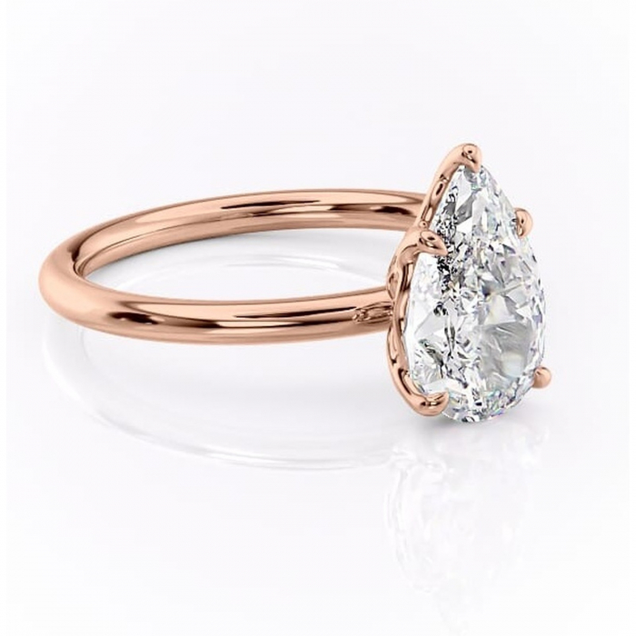 Inel de logodnă Arabeth din aur Rose 18kt cu moissanite tăietură pară – Solitar rafinată pentru profil înalt | Personalizează și configurează gratuit online [1]
