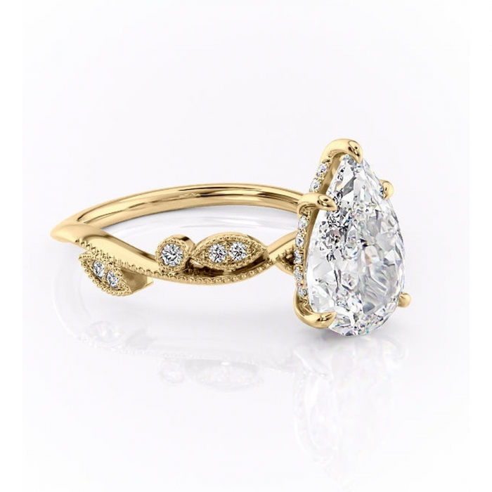 Inel de logodnă Aurelia din aur Galben 18kt cu moissanite tăietură pară – Pietre laterale rafinată pentru profil înalt | Personalizează și configurează gratuit online [1]
