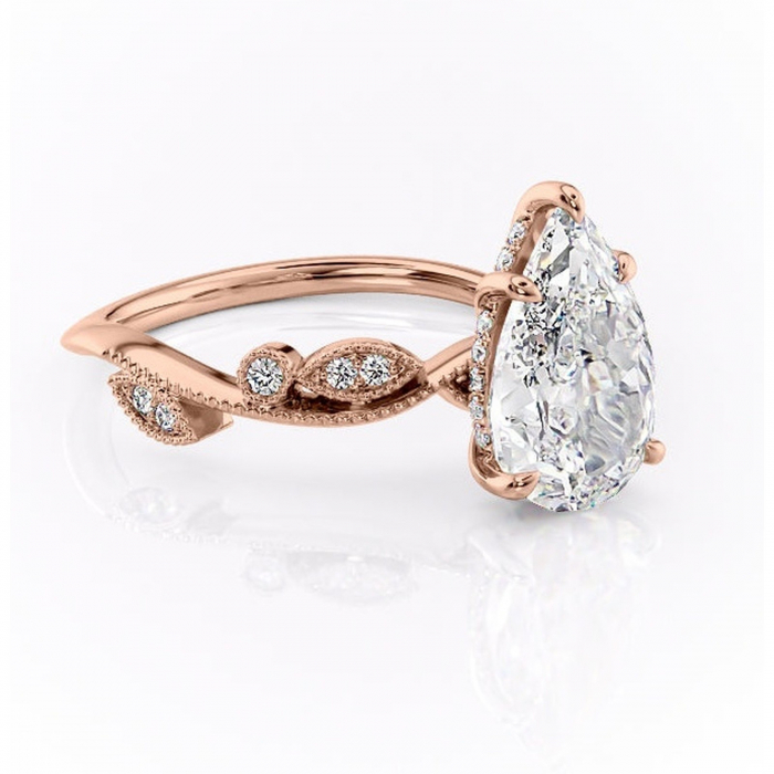 Inel de logodnă Aurelia din aur Rose 18kt cu moissanite tăietură pară – Pietre laterale rafinată pentru profil înalt | Personalizează și configurează gratuit online [1]