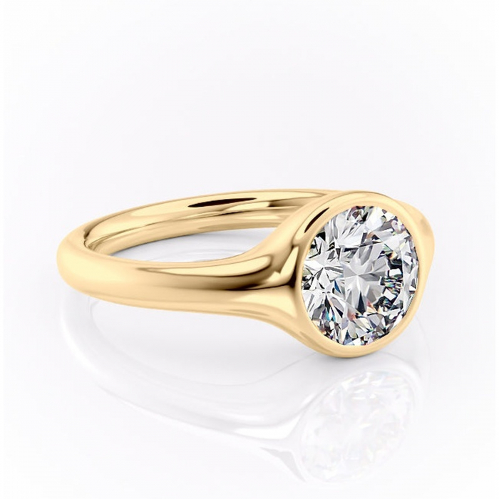 Inel de logodnă Avenelle din aur Galben 14kt cu moissanite tăietură rotundă – Montură închisă rafinată pentru solitar | Personalizează și configurează gratuit online [1]