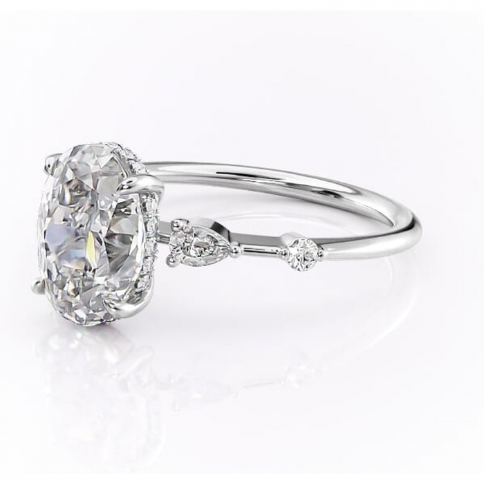 Inel de logodnă Azalea din aur Alb 14kt cu moissanite tăietură ovală – Montură cu trei pietre rafinată pentru profil mediu | Personalizează și configurează gratuit online [7]