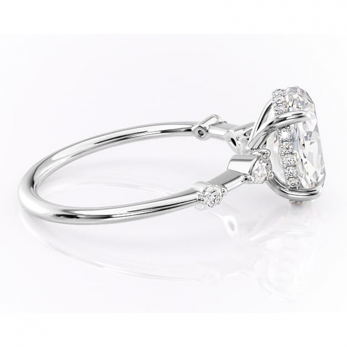 Inel de logodnă Azalea din aur Alb 14kt cu moissanite tăietură ovală – Montură cu trei pietre rafinată pentru profil mediu | Personalizează și configurează gratuit online [2]