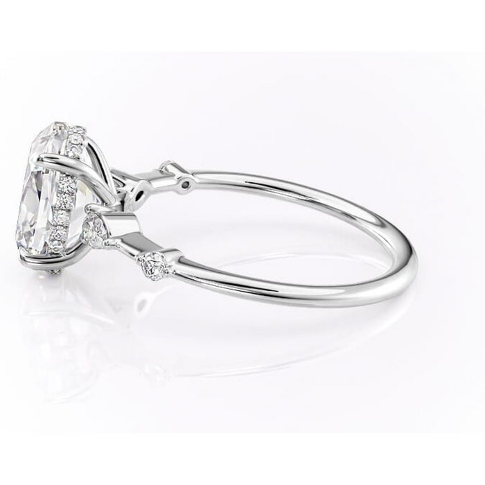 Inel de logodnă Azalea din aur Alb 14kt cu moissanite tăietură ovală – Montură cu trei pietre rafinată pentru profil mediu | Personalizează și configurează gratuit online [6]