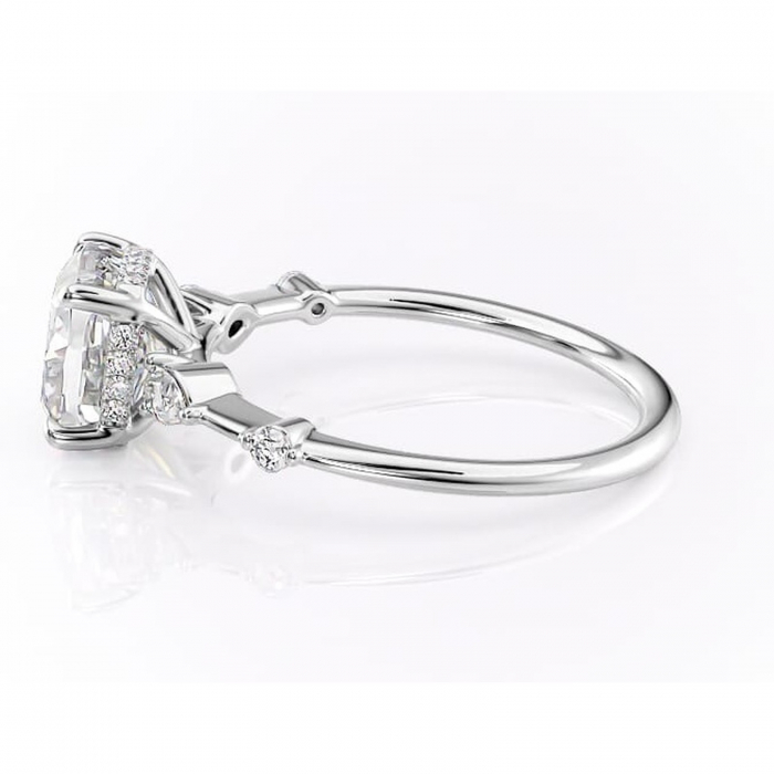 Inel de logodnă Azalea din aur Alb 14kt cu moissanite tăietură pernă – Montură cu trei pietre rafinată pentru profil mediu | Personalizează și configurează gratuit online [6]