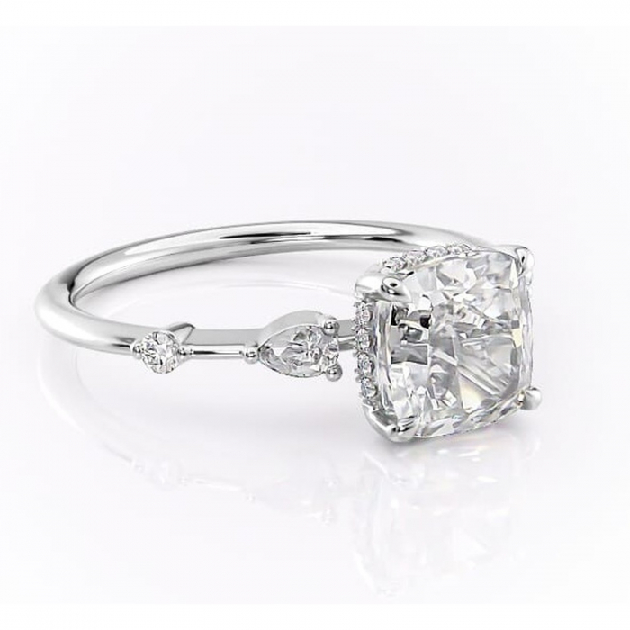 Inel de logodnă Azalea din aur Alb 14kt cu moissanite tăietură pernă – Montură cu trei pietre rafinată pentru profil mediu | Personalizează și configurează gratuit online [1]