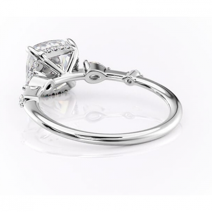 Inel de logodnă Azalea din aur Alb 14kt cu moissanite tăietură pernă – Montură cu trei pietre rafinată pentru profil mediu | Personalizează și configurează gratuit online [4]