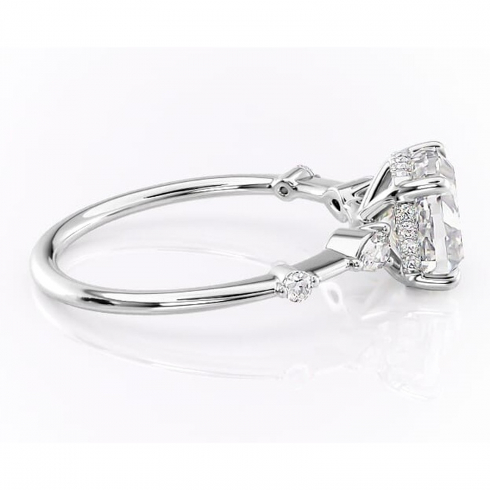 Inel de logodnă Azalea din aur Alb 14kt cu moissanite tăietură pernă – Montură cu trei pietre rafinată pentru profil mediu | Personalizează și configurează gratuit online [2]