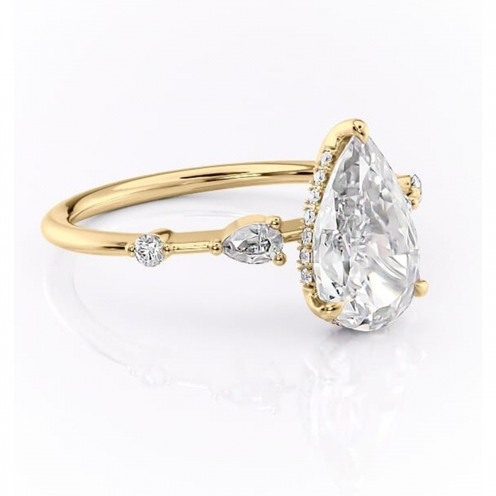 Inel de logodnă Azalea din aur Galben 14kt cu moissanite tăietură pară – Montură cu trei pietre rafinată pentru profil mediu | Personalizează și configurează gratuit online [1]