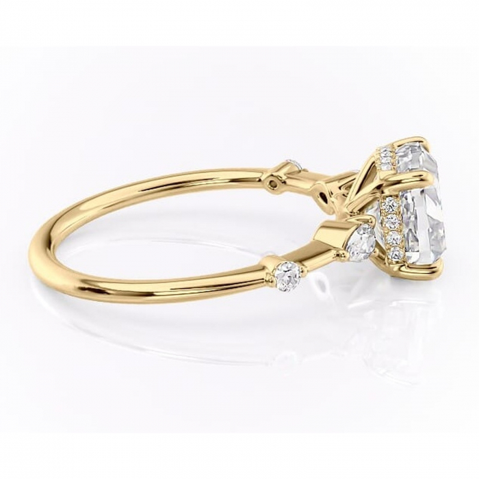 Inel de logodnă Azalea din aur Galben 14kt cu moissanite tăietură pernă – Montură cu trei pietre rafinată pentru profil mediu | Personalizează și configurează gratuit online [2]